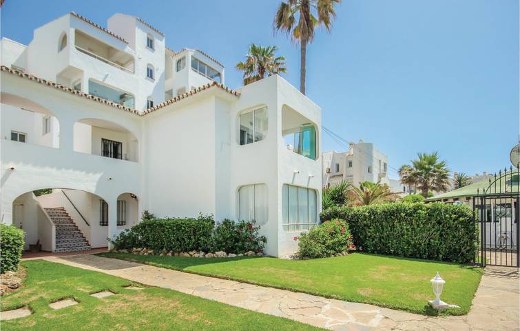 Entire holiday apartment, Sea view apartment with pool, AC & WiFi near Calahonda beach in La Cala de Mijas, Mijas