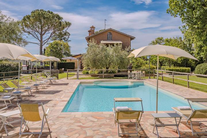 Ferienhaus für 20 Personen, mit Terrasse und Garten sowie Pool