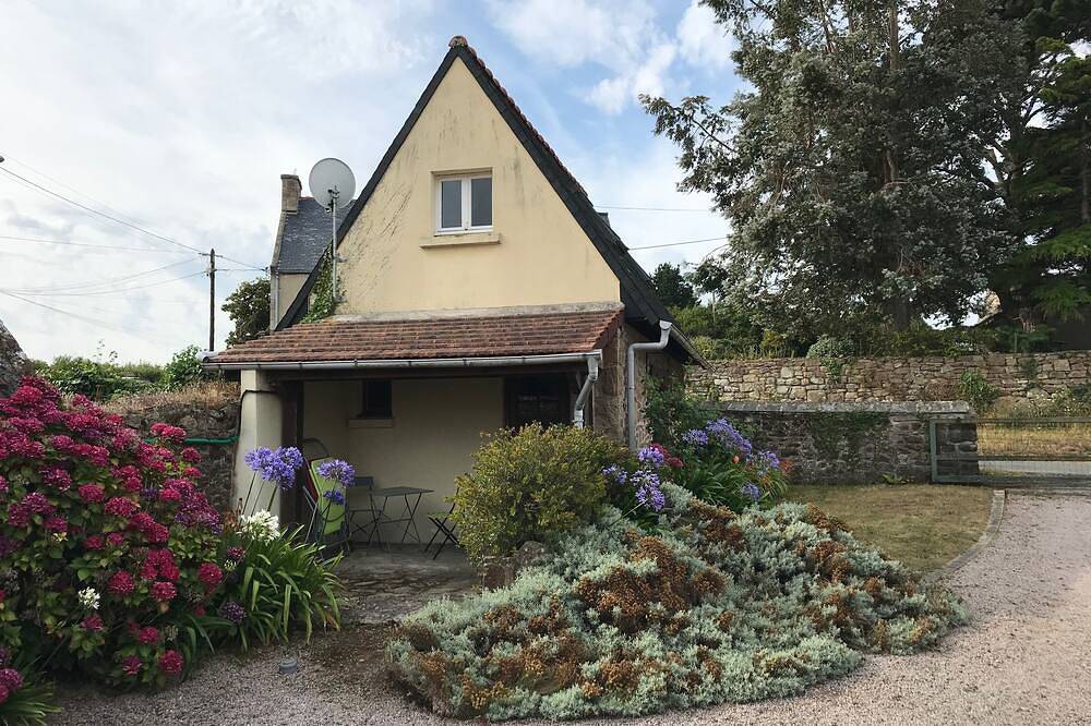Stone character house 500 m from the sea on the pink granite coast in Pleumeur-Bodou, Pink Granite Coast