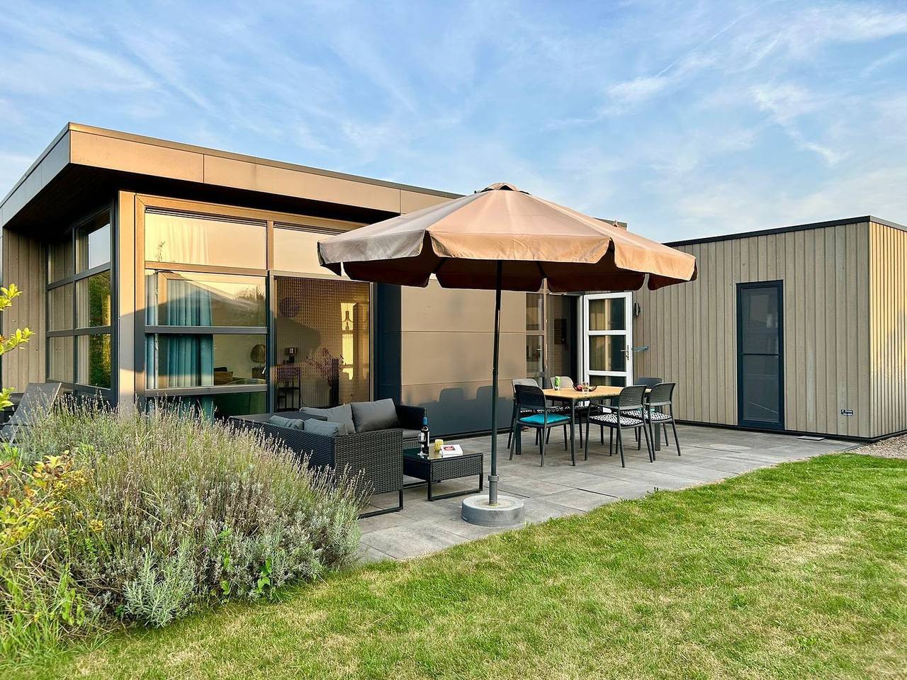 Luxuriöses Chalet Sand & Seele: Ihr Traumurlaub an der Ijssel! in IJssel