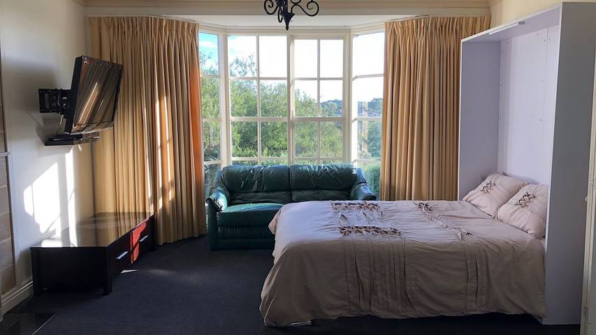 Holiday home for 14 people, with garden and hot tub, with pets in Melbourne