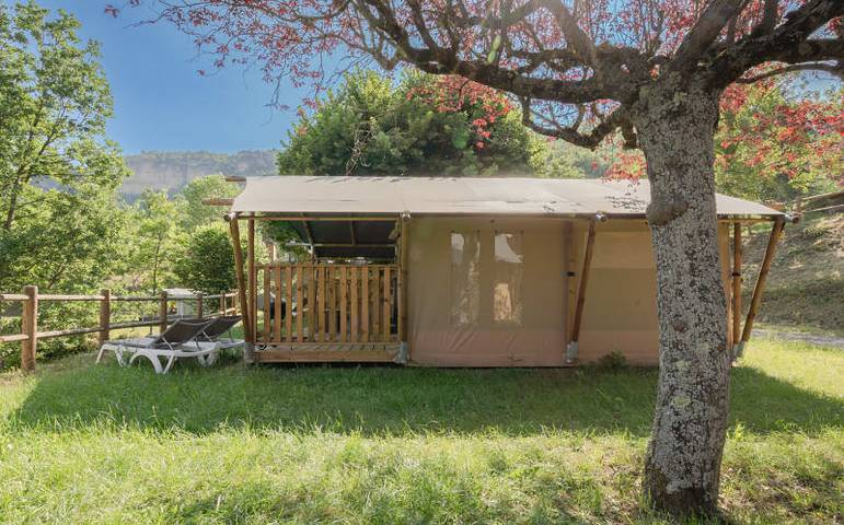Tente pour 5 personnes, avec Balcon/Terrasse et Terrasse ainsi que Jardin et Sauna