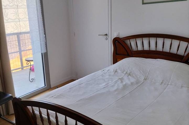 Room 12 m plus private shower room 4 m plus balcony 5 m'a 800 mètres océan in La Rochelle, Région de La Rochelle