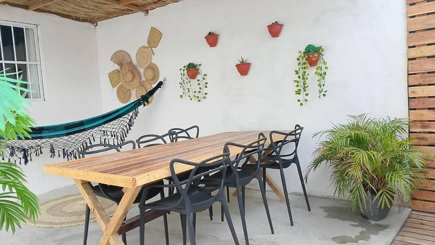 Casas e apartamentos de temporada para 7 pessoas, com balcão e jardim na Enseada dos Corais