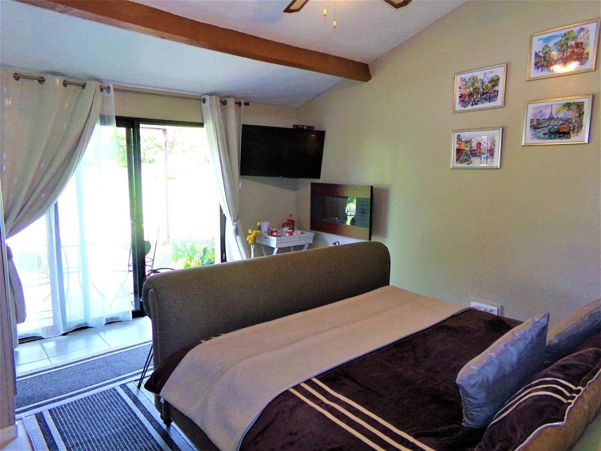 King Room with Garden View in La Porcherie, Région de Limoges