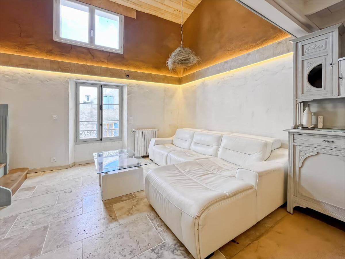 Appartement entier, Magnifique eco-gîte des Marronniers avec terrasse in La Roquebrussanne, Région de Brignoles