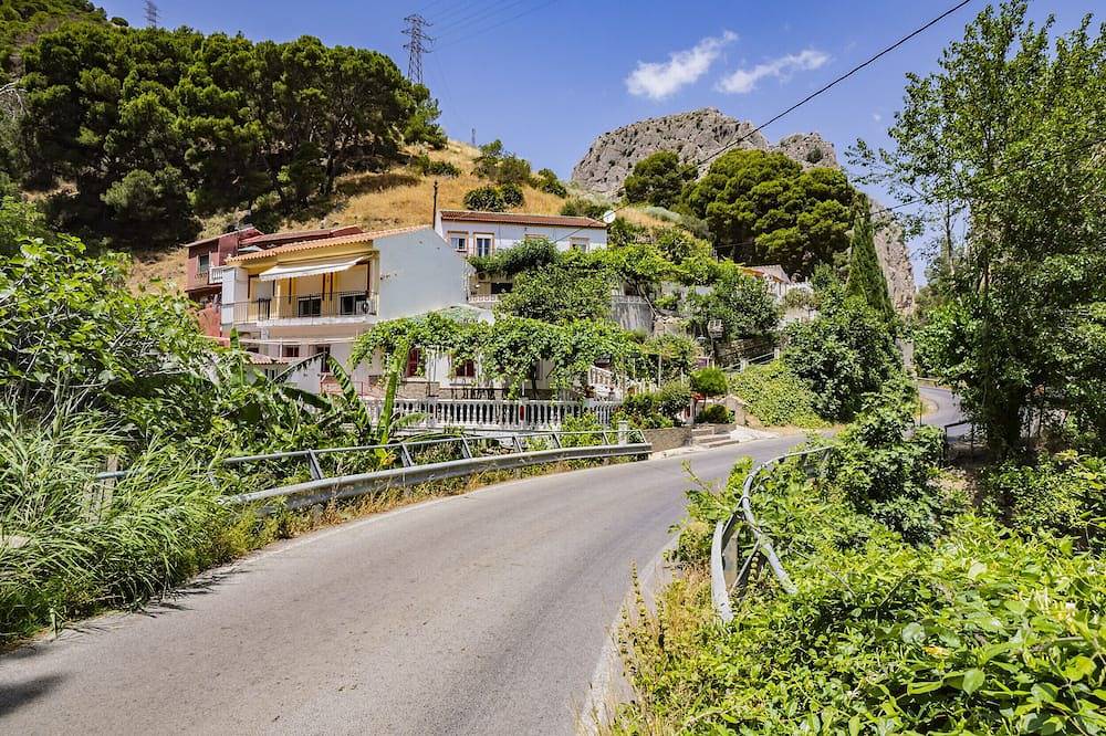 Cubo's Casa Rural El descanso del Caminito del Rey / terraza / entorno rural / wifi gratis in Ardales, Provincia de Málaga