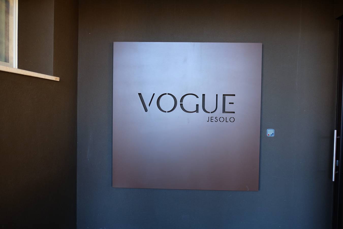 Apartamento entero, Apartamento 'Residence Vogue' con piscina comunitaria, terraza privada y aire acondicionado in Lido di Jesolo, Jesolo