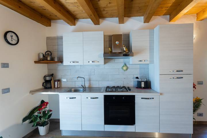 Entire apartment, Apartment 'Appartamento Ginevra' with Shared Garden, Balcony and Wi-Fi in Vesio, Tremosine