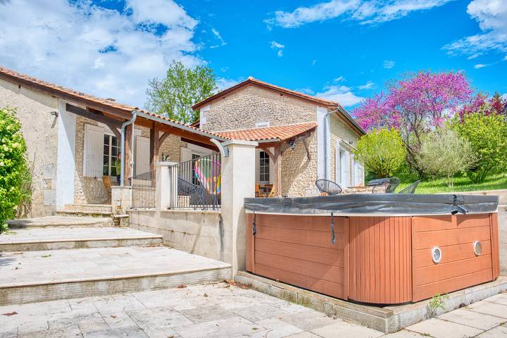 Maison de vacances pour 6 personnes, avec jardin et jacuzzi dans Périgord Vert