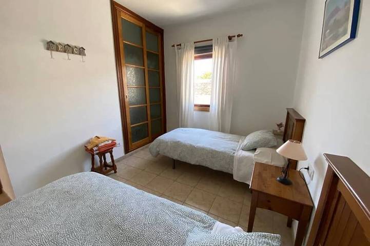Villa in de buurt van de zee met verwarmd privézwembad, parkeerplaats, terras en barbecue. in Montaña Roja, Yaiza