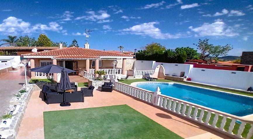 Casa rural para 10 personas, con jardín además de vistas y piscina en Montroy