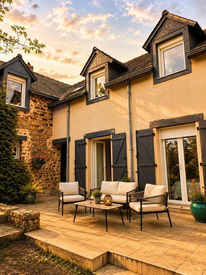 Gîte pour 8 personnes, avec terrasse ainsi que vue et jardin, adapté aux familles dans Loiron