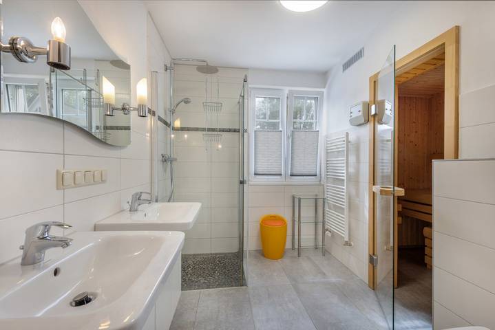 Ferienhaus für 11 Personen, mit Garten und Whirlpool sowie Sauna in Glowe - 4