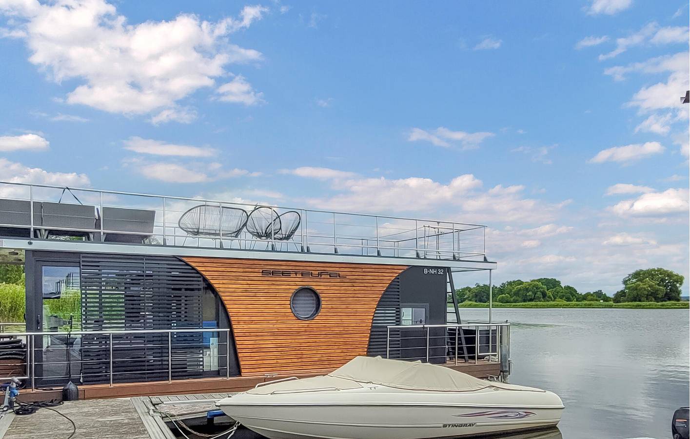 Hausboot am Fluss mit Terrasse und Bootsverleih, 400m von der Havel entfernt in Pritzerbe, Havelsee