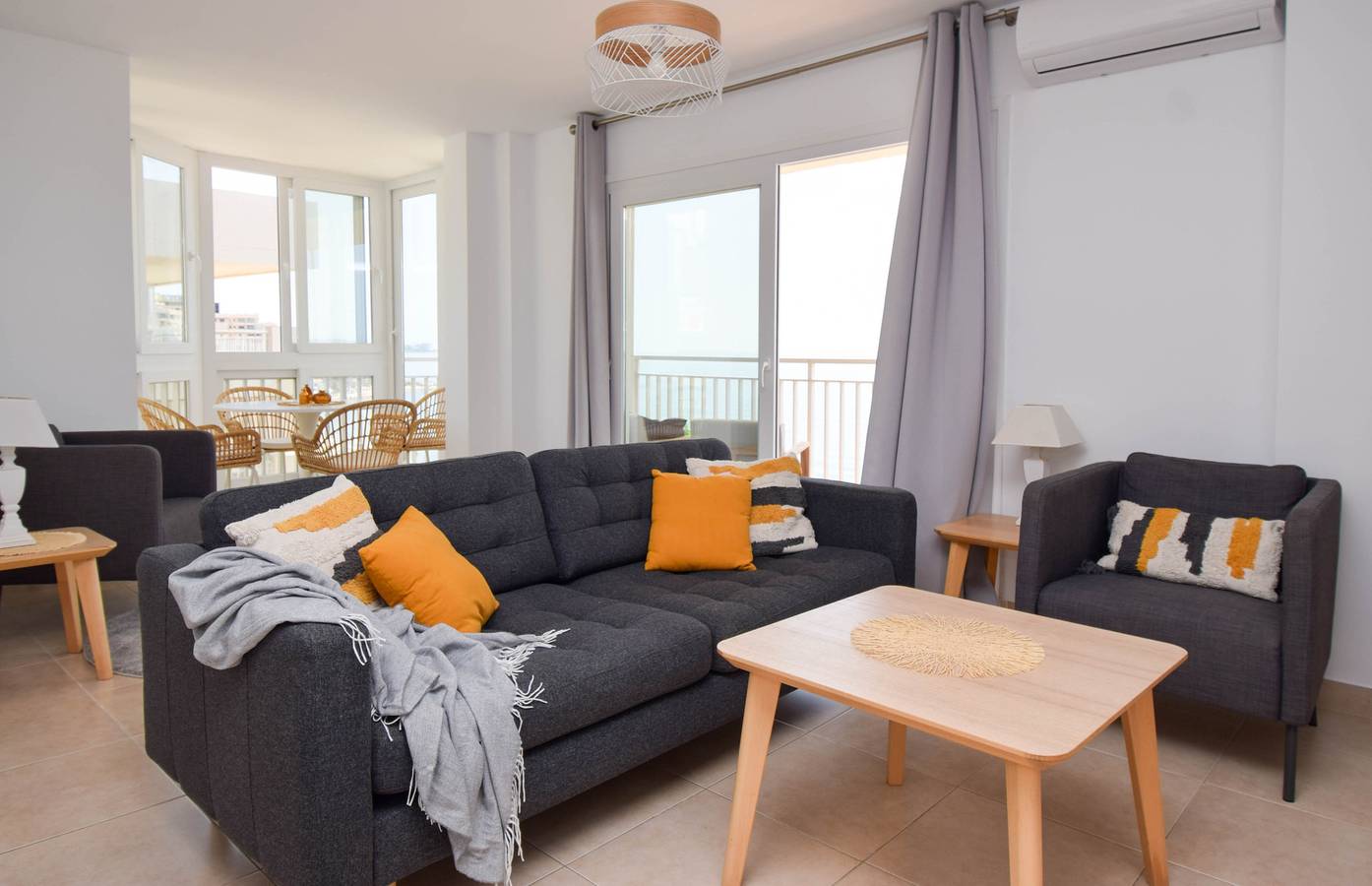 Apartamento entero, Piso en primera línea de playa con piscina e impresionantes vistas al mar in Torreblanca (Fuengirola), Fuengirola