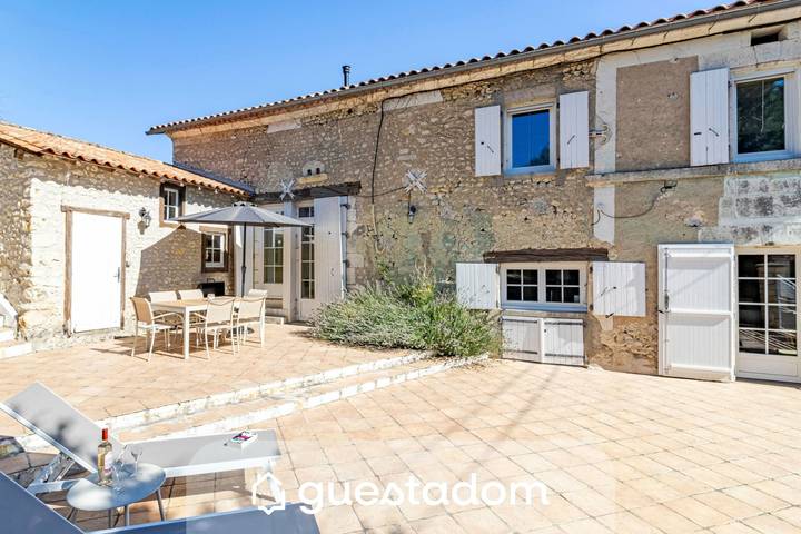 Location de vacances pour 6 personnes, avec Jardin et Piscine à Villetoureix