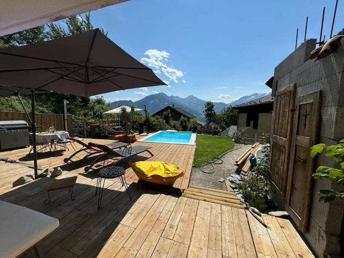 Gîte pour 2 personnes, avec terrasse ainsi que vue et piscine, animaux acceptés à Aigueblanche - 2
