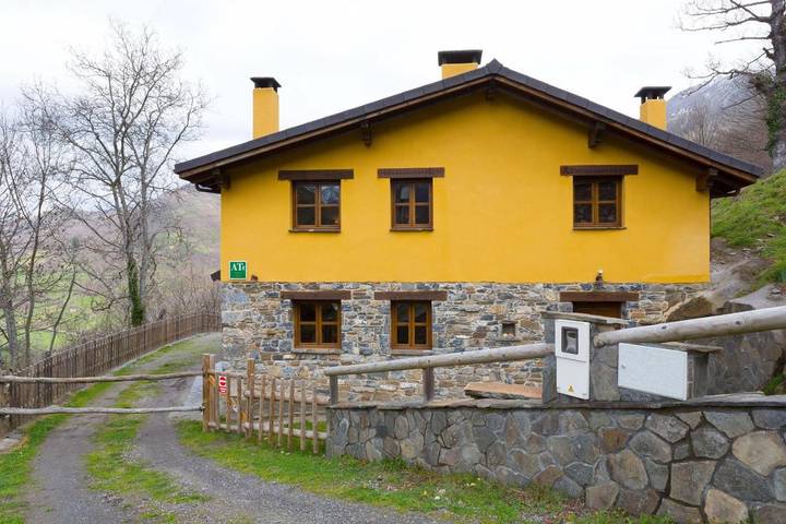 Casa rural para 16 personas, con Terraza además de Jardín y Vistas en Matallana de Torío - 4