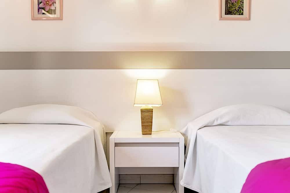 Stylish 3-Bed Villa in Carvoeiro with Heated Pool & Sunset Roof Terrace in Carvoeiro, Lagoa