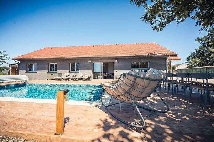 Gîte pour 8 personnes, avec Terrasse ainsi que Jardin et Piscine à Géraudot