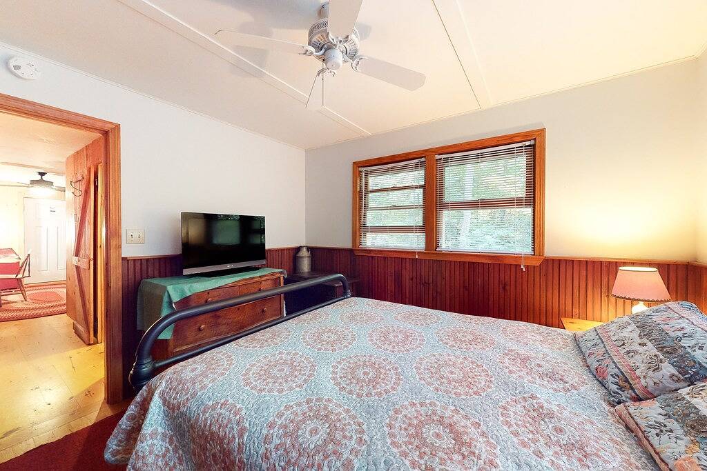 Ganze Wohnung, Lake-view condo near golf with a grill & cable - dog-friendly in Moultonborough, Lake Winnipesaukee