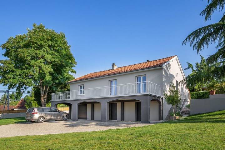 Gîte pour 2 personnes, avec Terrasse et Jardin ainsi que Piscine et Vue à Coulounieix-Chamiers