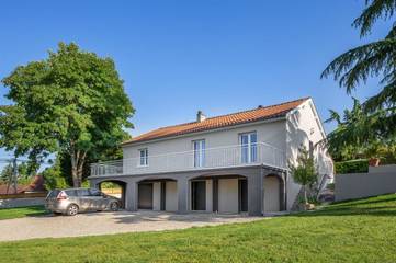 Gîte pour 2 personnes, avec terrasse et vue ainsi que jardin et piscine à Coulounieix-Chamiers