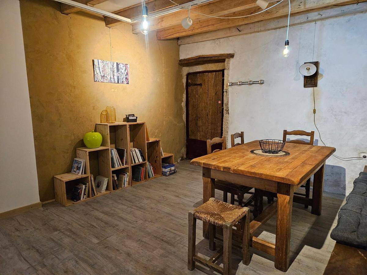 Appartement de vacances entier, Chambre familiale,150m2 et piscine privée in Groslée-Saint-Benoît, Belley