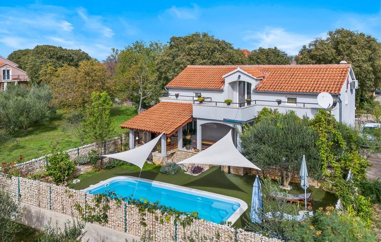 Modernes 2-Zimmer-Apartment mit Pool, WLAN und Terrasse in der Nähe des Stadtzentrums in Dalmatinisches Zagora