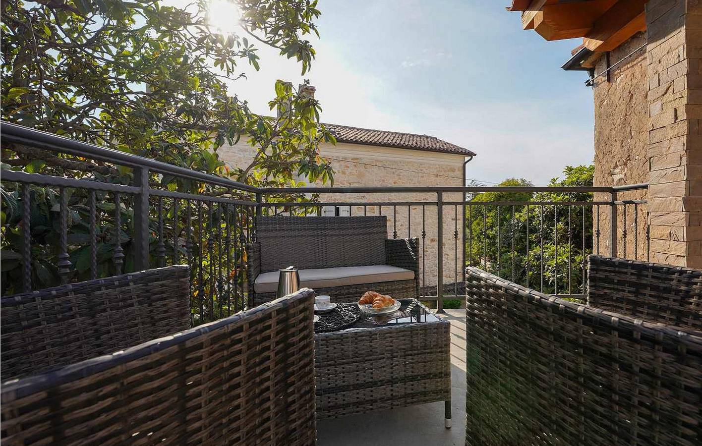 Accogliente appartamento con 2 camere da letto, terrazza, Wi-Fi e accesso alla spiaggia a 800 metri di distanza in Parenzo, Parenzo (Grad)