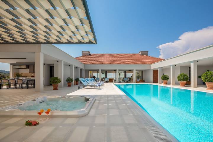 Villa pour 10 personnes, avec jacuzzi et jardin ainsi que terrasse et sauna, adapté aux familles à Splitska