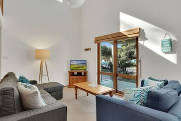 Holiday Home for 8 People in Hawks Nest, Hunter Valley, Photo 4