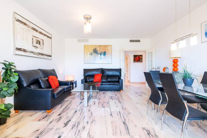 Entire apartment, Modern Apartment 'In Jardin Botanico' with Sea View, Pool, Wi-Fi, Garden & Terrace in La Cala de Mijas, Mijas