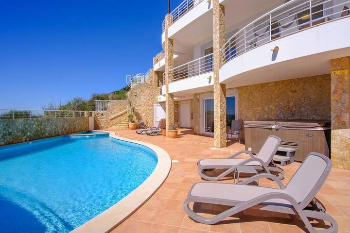 Casa de vacaciones para 12 personas, con Balcón y Jacuzzi además de Terraza y Piscina en Salema