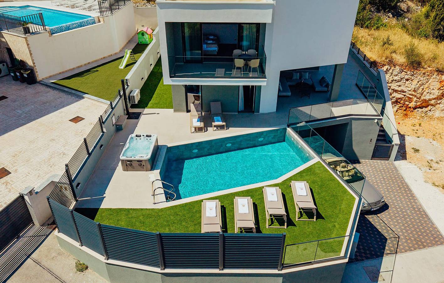 Gemütliches Apartment am Strand mit Meerblick, Pool und Garage in Arbanija, Ciovo