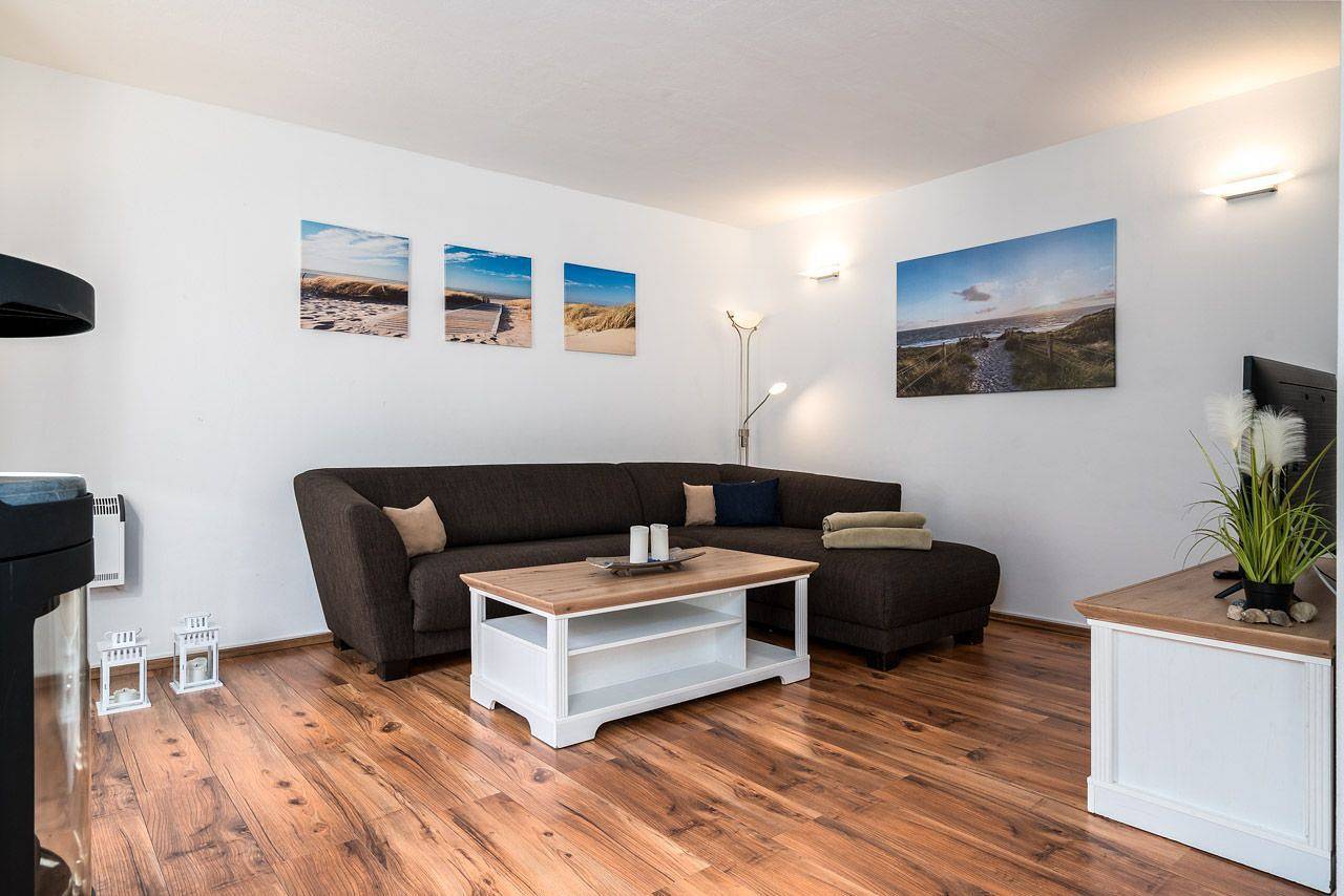Modernes Ferienhaus mit Kamin, Terrasse, kleinem Garten und nur 100 m zum Hafen in Rechlin, Müritz