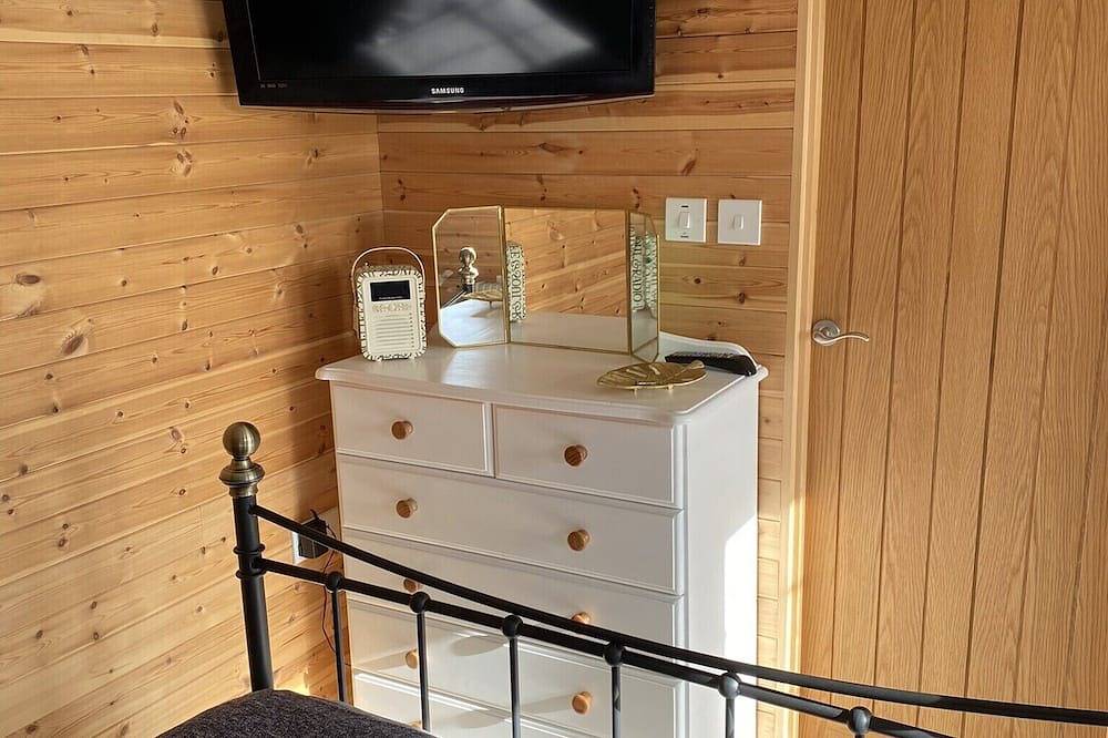 Cabin set in the village of St Clether an area of outstanding natural beauty. in Cornwall