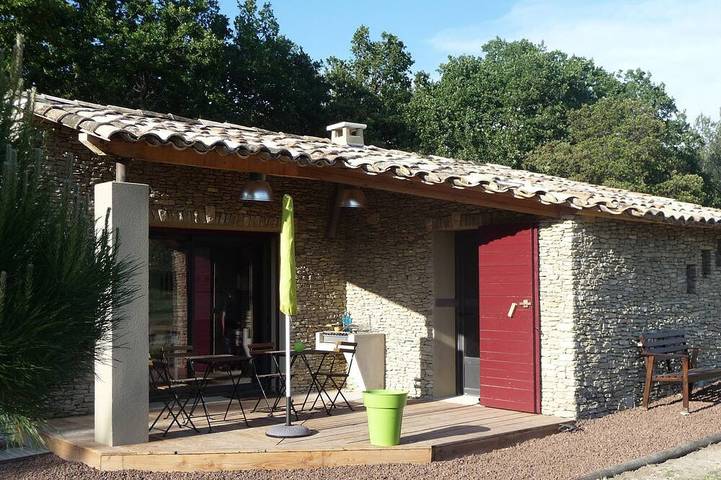 Gîte pour 4 personnes, avec terrasse et piscine ainsi que jacuzzi et jardin, animaux acceptés à L'Isle-sur-la-Sorgue