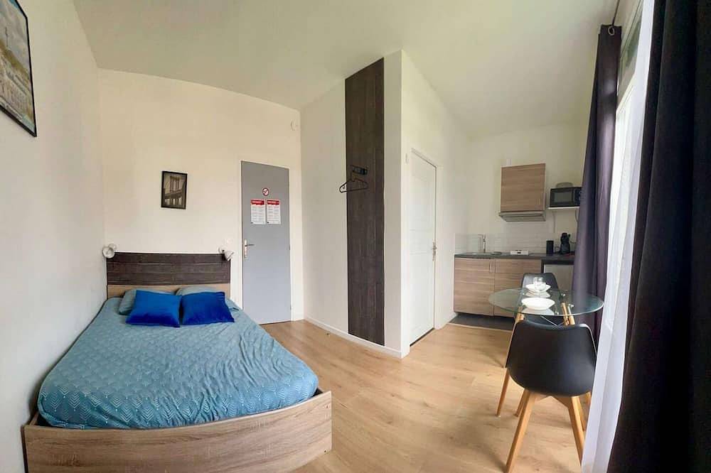 Entire apartment, Charmant studio terrasse en centre-ville in Châtellerault, Vienne
