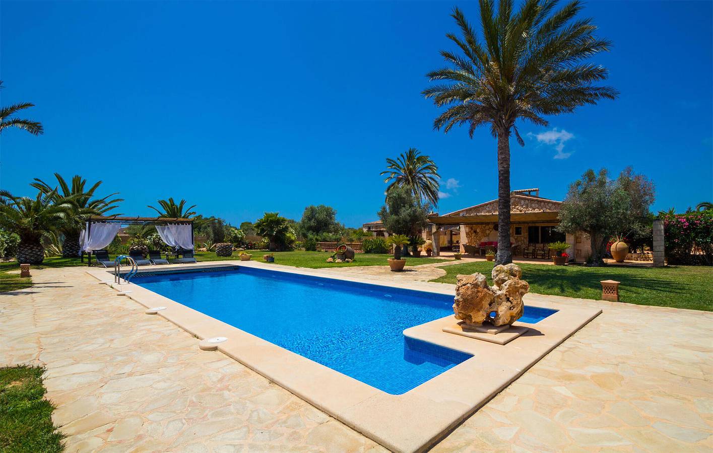 Sonniges Apartment mit Pool, Küche & WiFi, 1,5km von Playa de Ses Covetes entfernt in Es Trenc, Campos