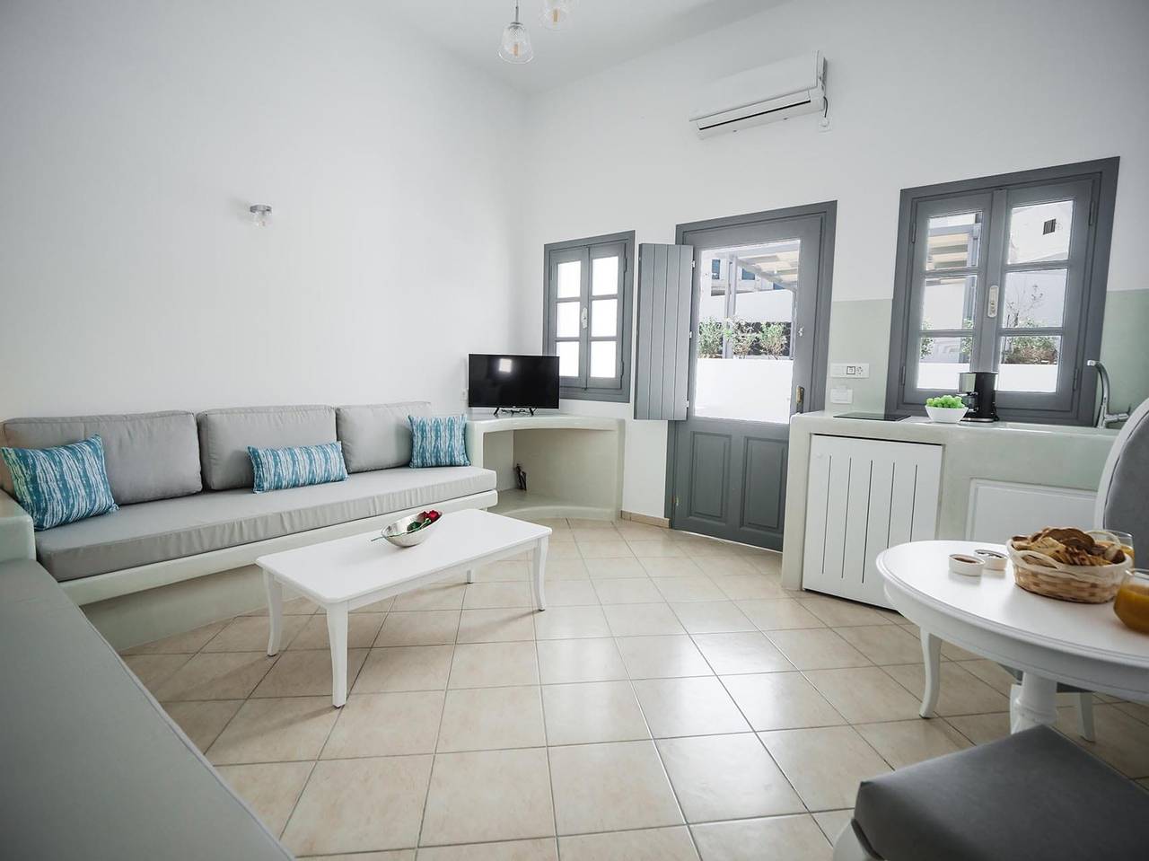 Superb Santorini Suite | Nautica Suite | 1 Bedroom | Private Terrace with Jacuzzi | Outdoor Dining Area | Imerovigli in Firostefani, Imerovigli