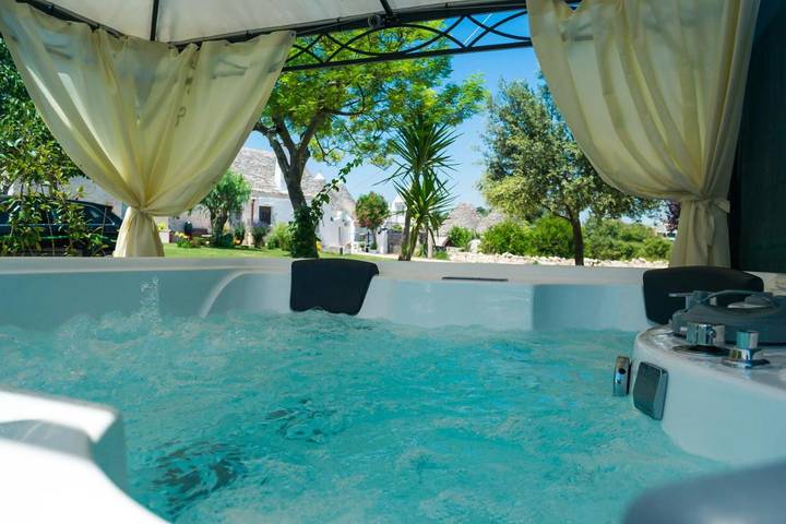 Chambre d’hôte pour 2 personnes, avec Jacuzzi et Terrasse ainsi que Jardin et Piscine à Locorotondo