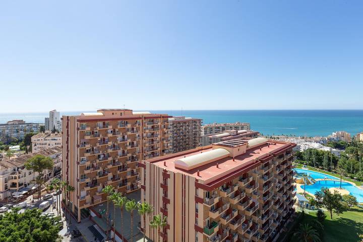 Entire apartment, Apartment 'Aguila' with Shared Pool & Wi-Fi in Benalmádena Costa, Benalmádena