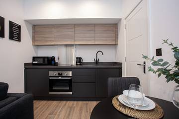 Vacation Rental for 4 Guests in Bolton, Greater Manchester, Picture 2
