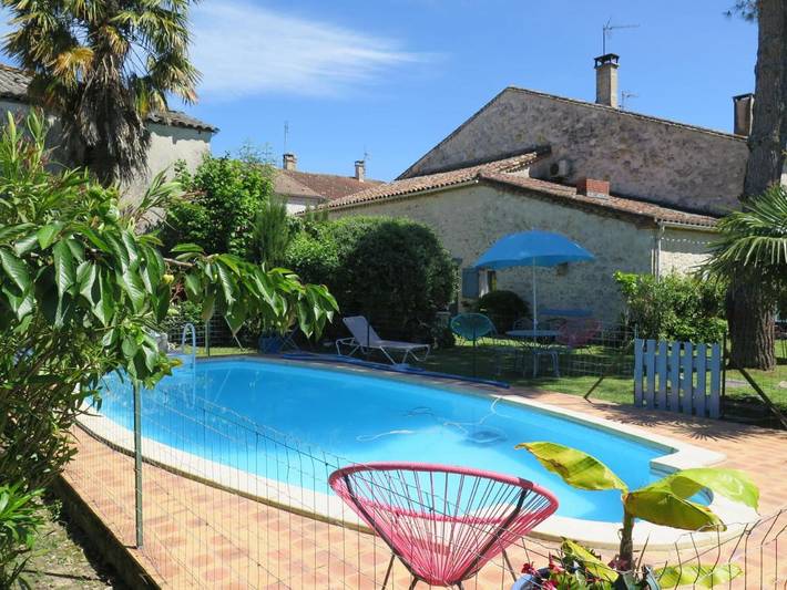 Gîte pour 2 personnes, avec piscine et jardin dans Sauvagnas