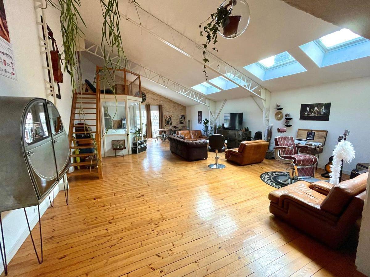 Appartement entier, Superbe Loft centre-ville - Sauna - parking privé -Clim- 1 à 10personnes in Brive-la-Gaillarde, Région de Brive-la-Gaillarde