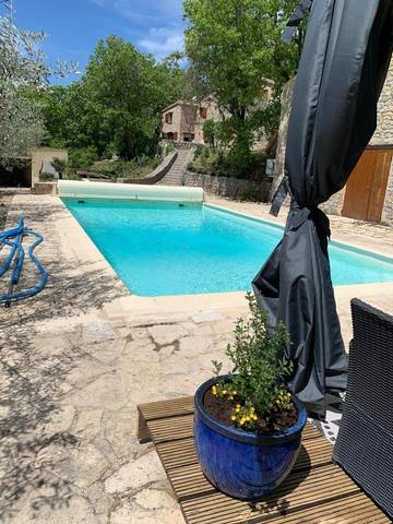 Location de vacances pour 10 personnes, avec piscine ainsi que jardin et vue à Plaisians