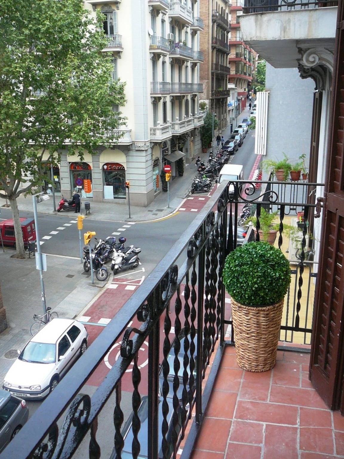 Apartamento inteiro, Mirall,En El Mejor Barrio De La Ciudad, frente a un mercado emblemático, rodeado de comercios y restaurantes y muy bien comunicado con todo. in Centro Barcelona, Barcelona