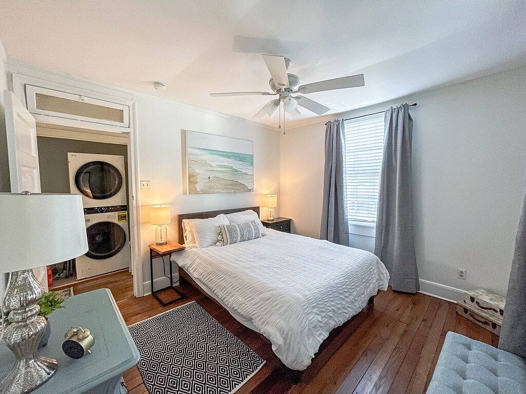 New - Flirty Flamingo Bungalow - close to downtown in Beaufort, Beaufort County